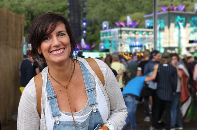 žena v lacláčích